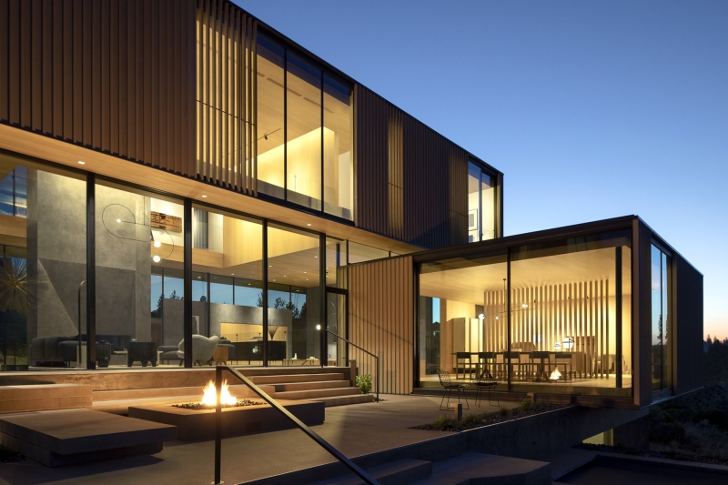 Inside a Striking Home Framed by Floor-to-Ceiling Glass Walls