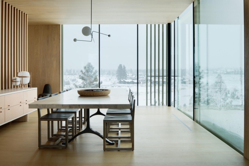 Inside a Striking Home Framed by Floor-to-Ceiling Glass Walls