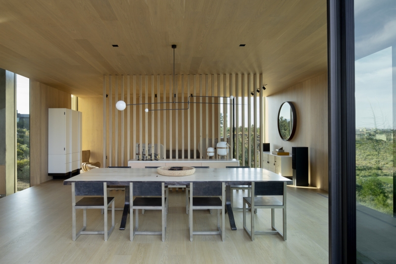 Inside a Striking Home Framed by Floor-to-Ceiling Glass Walls