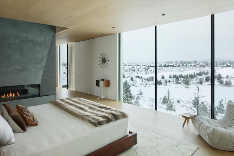 Inside a Striking Home Framed by Floor-to-Ceiling Glass Walls