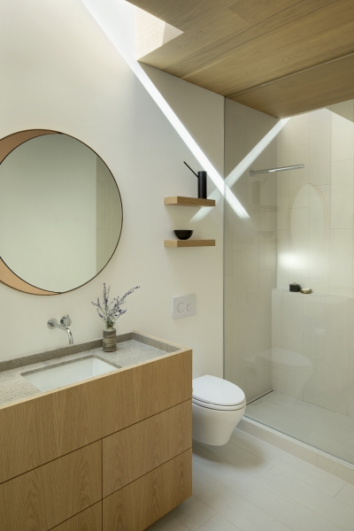 Inside a Striking Home Framed by Floor-to-Ceiling Glass Walls