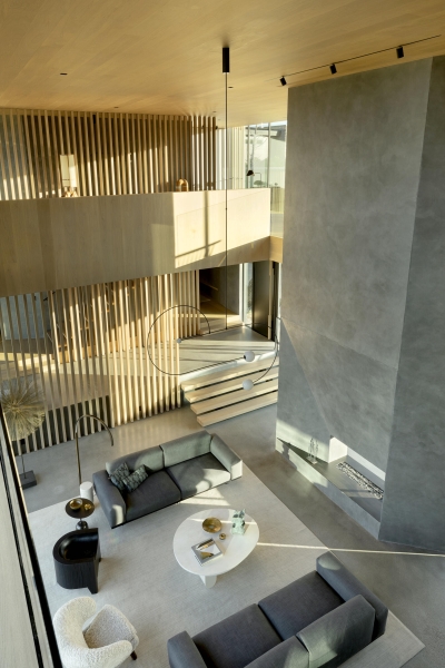 Inside a Striking Home Framed by Floor-to-Ceiling Glass Walls