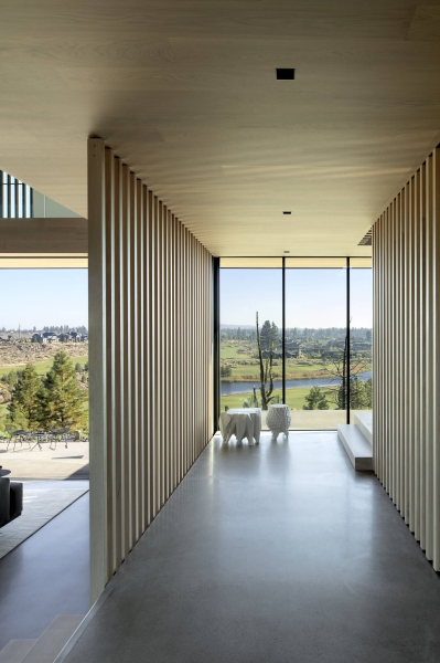 Inside a Striking Home Framed by Floor-to-Ceiling Glass Walls