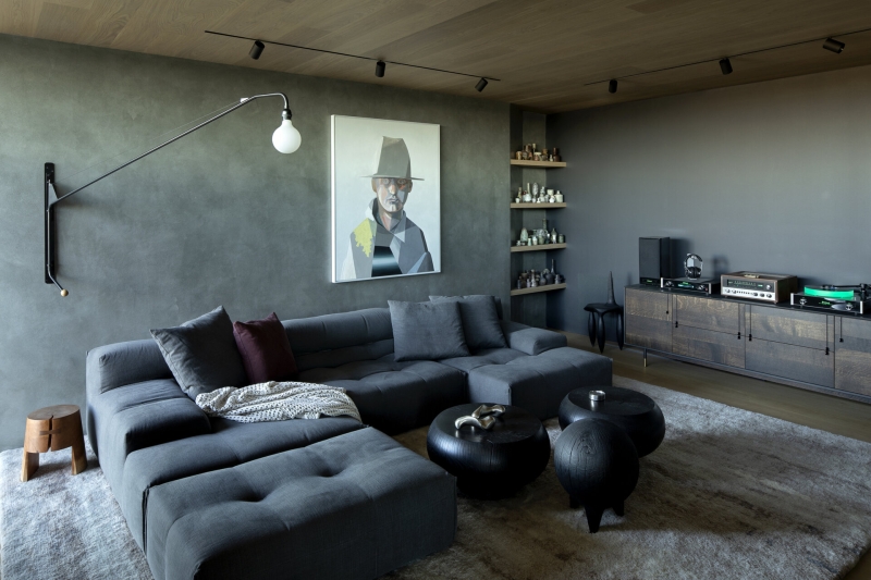 Inside a Striking Home Framed by Floor-to-Ceiling Glass Walls