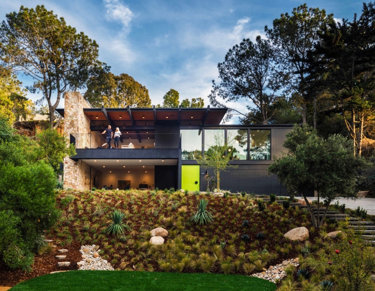 Mid-Century Modern Lines Shape This Light-Filled Home