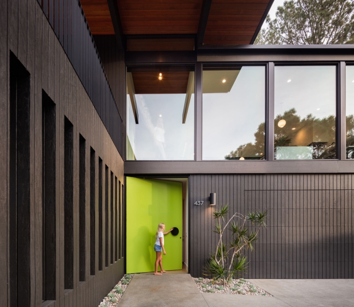 Mid-Century Modern Lines Shape This Light-Filled Home