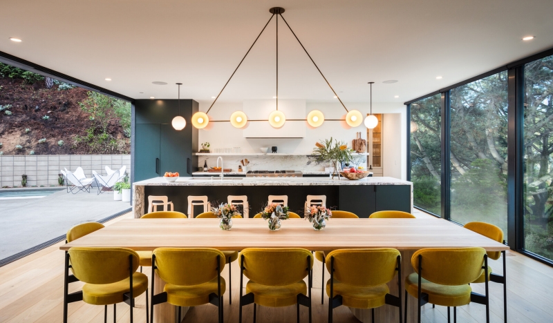 Mid-Century Modern Lines Shape This Light-Filled Home