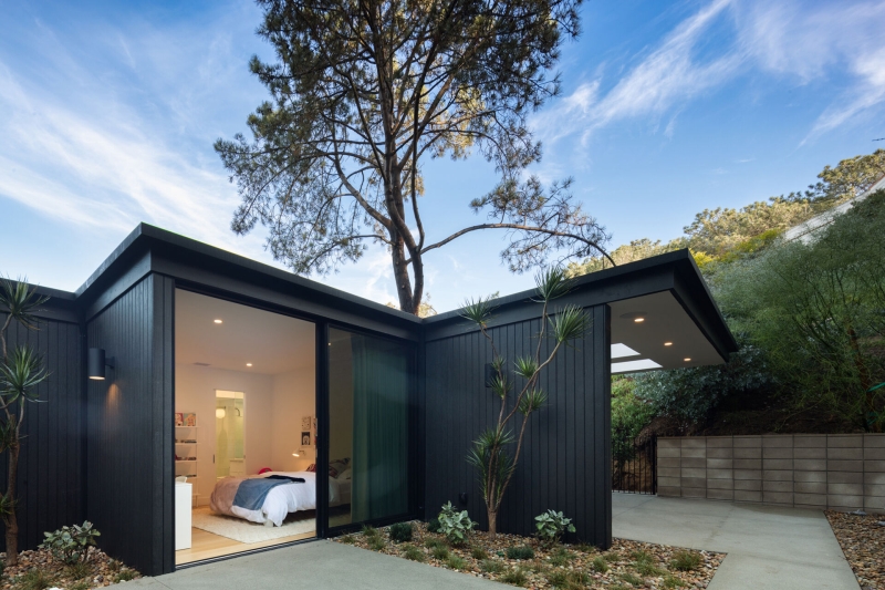 Mid-Century Modern Lines Shape This Light-Filled Home
