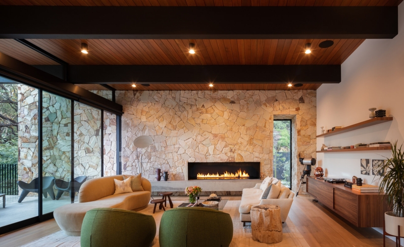 Mid-Century Modern Lines Shape This Light-Filled Home