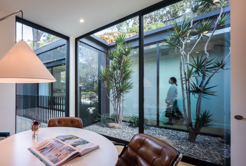 Mid-Century Modern Lines Shape This Light-Filled Home