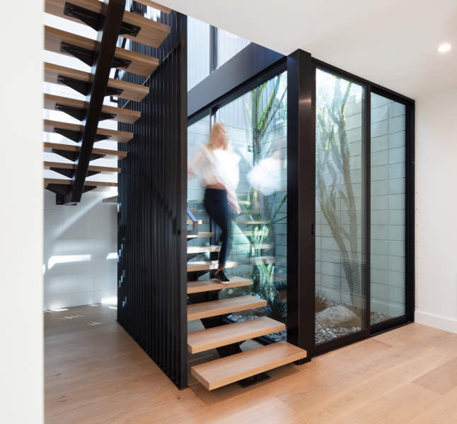 Mid-Century Modern Lines Shape This Light-Filled Home