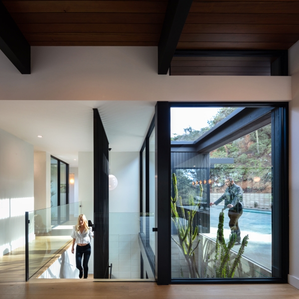 Mid-Century Modern Lines Shape This Light-Filled Home