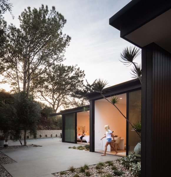 Mid-Century Modern Lines Shape This Light-Filled Home
