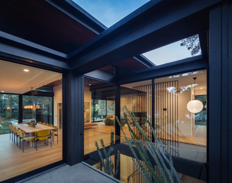 Mid-Century Modern Lines Shape This Light-Filled Home