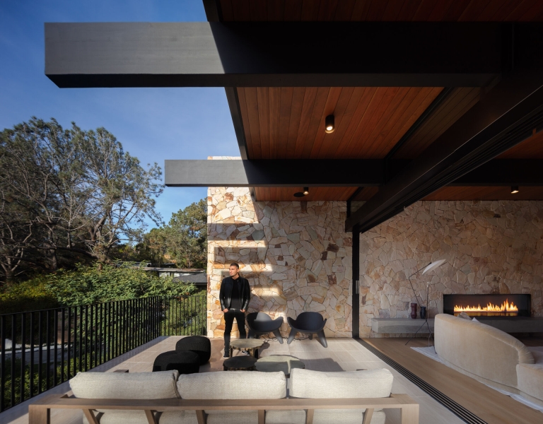 Mid-Century Modern Lines Shape This Light-Filled Home