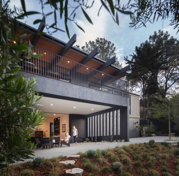 Mid-Century Modern Lines Shape This Light-Filled Home