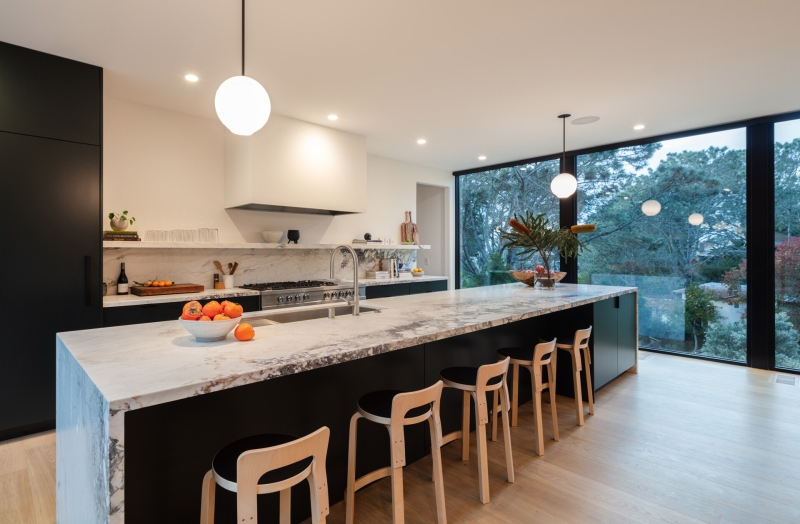 Mid-Century Modern Lines Shape This Light-Filled Home