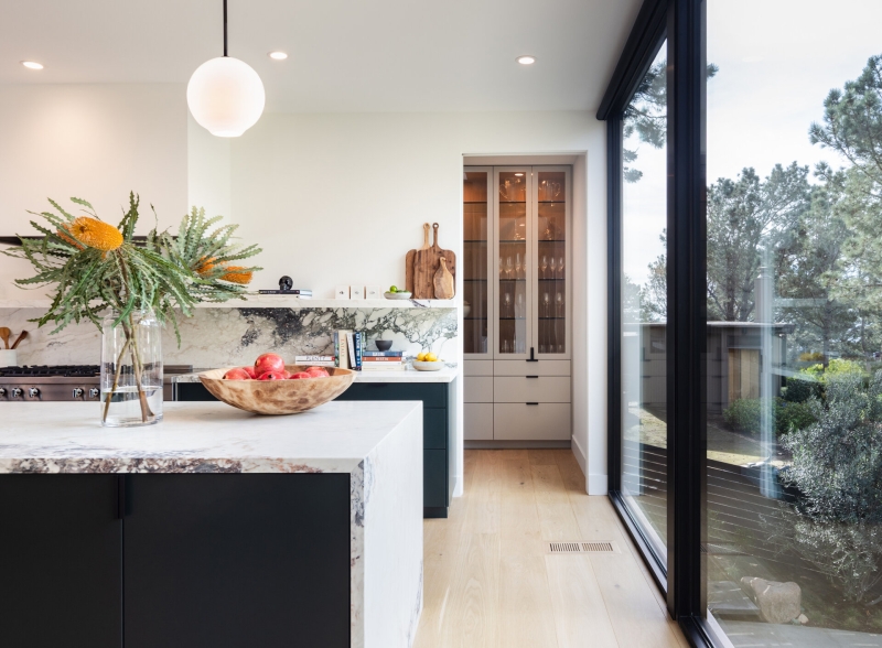 Mid-Century Modern Lines Shape This Light-Filled Home