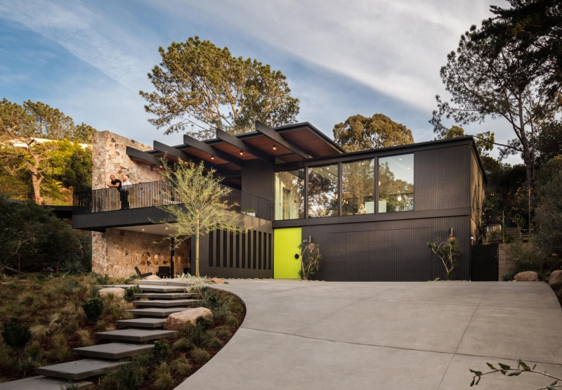 Mid-Century Modern Lines Shape This Light-Filled Home