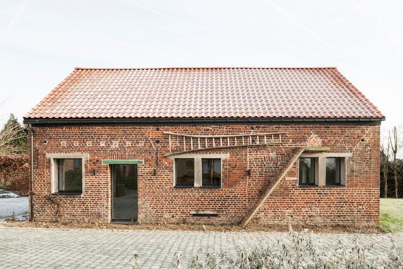 Stacked Wood Beams Turn This Barn Into a Functional Office