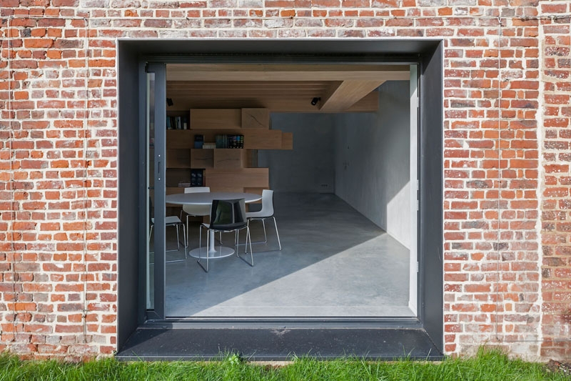 Stacked Wood Beams Turn This Barn Into a Functional Office