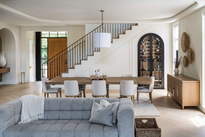 The calm dining room that hides a bold surprise nearby