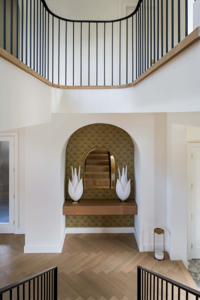 The calm dining room that hides a bold surprise nearby