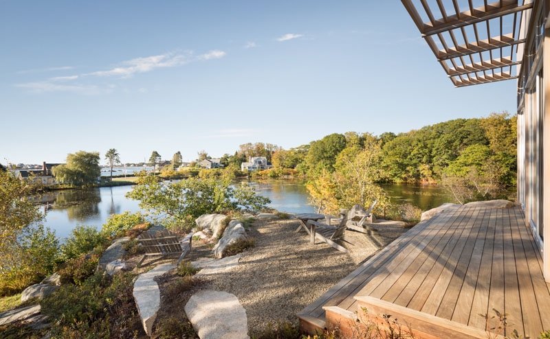 This House Sits on the Rocks but Feels Connected to the Water