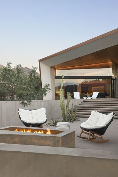 This Sleek Desert House Glows at Sunset with Stunning Reflections