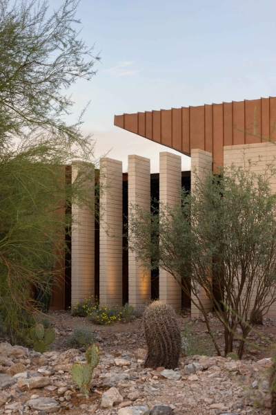 This Sleek Desert House Glows at Sunset with Stunning Reflections