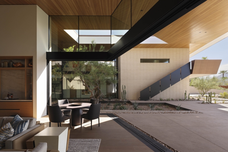 This Sleek Desert House Glows at Sunset with Stunning Reflections