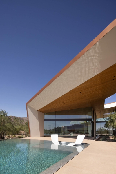 This Sleek Desert House Glows at Sunset with Stunning Reflections