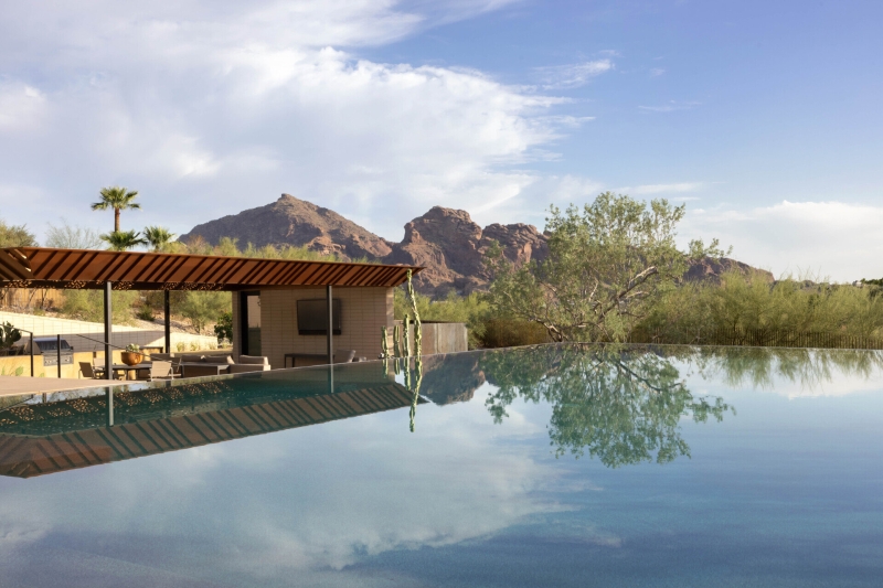 This Sleek Desert House Glows at Sunset with Stunning Reflections