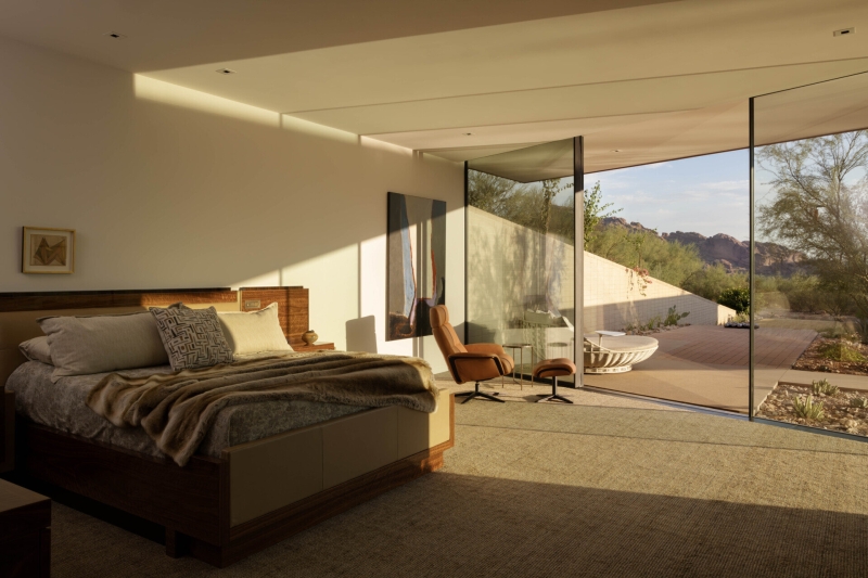 This Sleek Desert House Glows at Sunset with Stunning Reflections