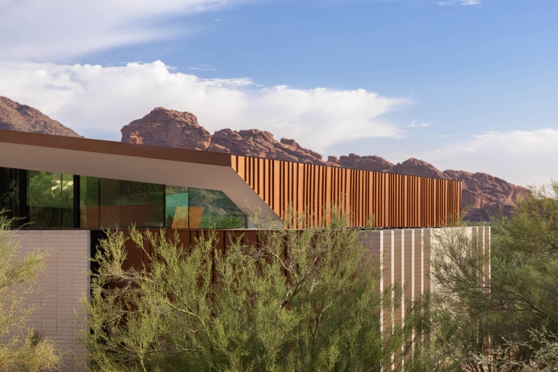This Sleek Desert House Glows at Sunset with Stunning Reflections