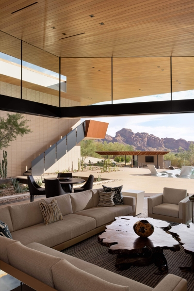 This Sleek Desert House Glows at Sunset with Stunning Reflections