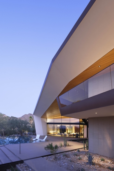 This Sleek Desert House Glows at Sunset with Stunning Reflections