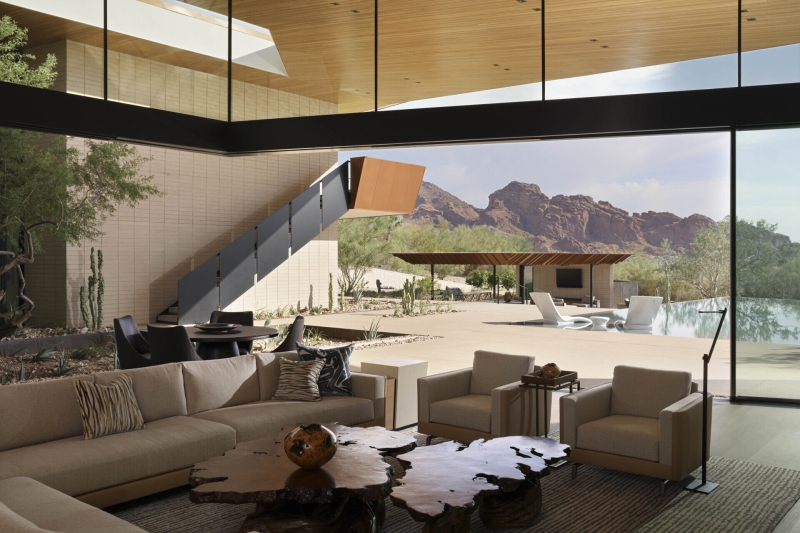 This Sleek Desert House Glows at Sunset with Stunning Reflections