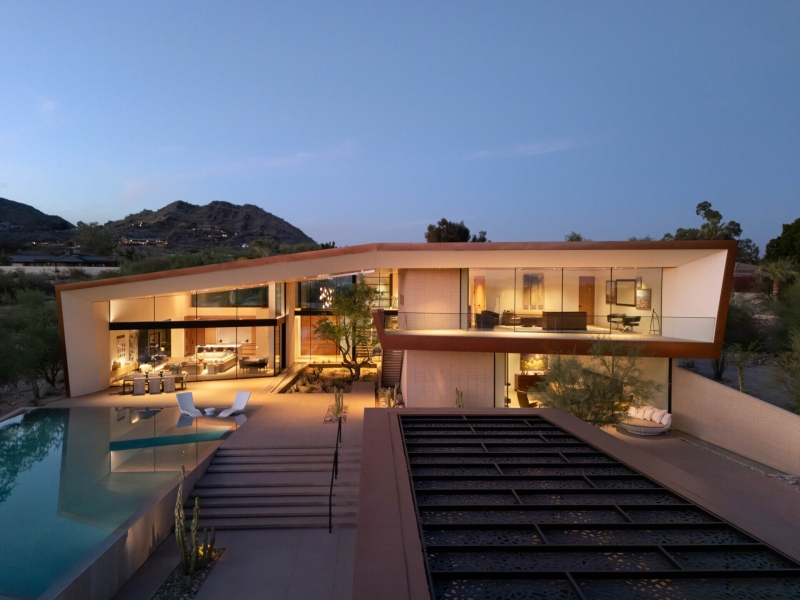 This Sleek Desert House Glows at Sunset with Stunning Reflections