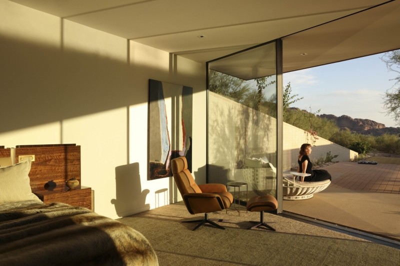 This Sleek Desert House Glows at Sunset with Stunning Reflections