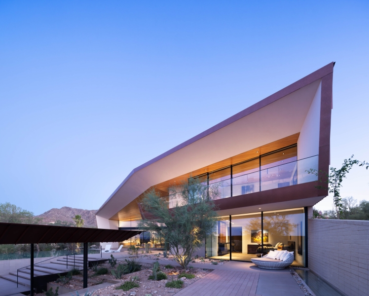 This Sleek Desert House Glows at Sunset with Stunning Reflections