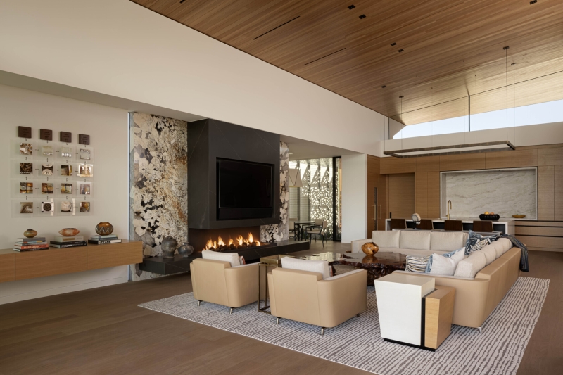 This Sleek Desert House Glows at Sunset with Stunning Reflections