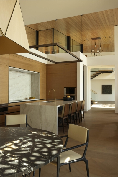 This Sleek Desert House Glows at Sunset with Stunning Reflections