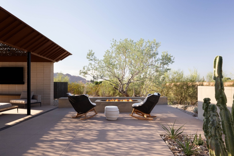 This Sleek Desert House Glows at Sunset with Stunning Reflections