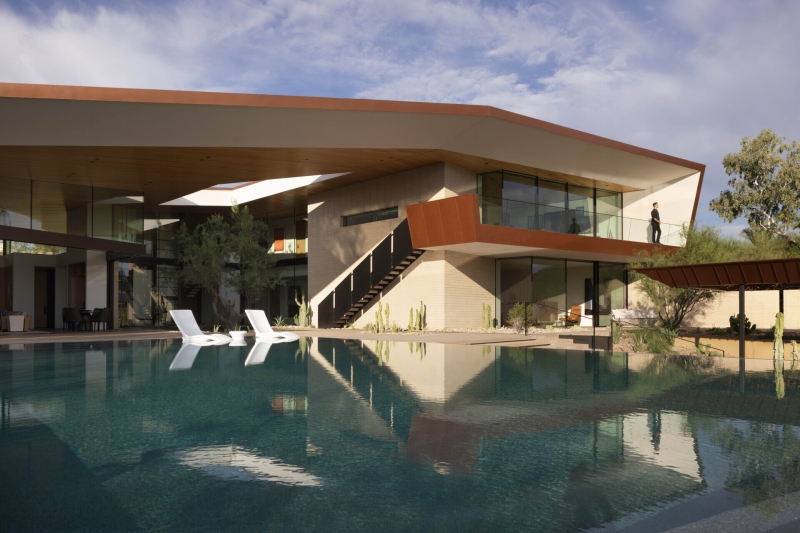 This Sleek Desert House Glows at Sunset with Stunning Reflections