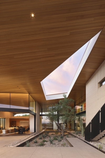 This Sleek Desert House Glows at Sunset with Stunning Reflections