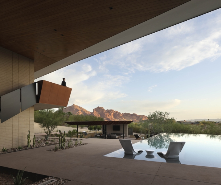This Sleek Desert House Glows at Sunset with Stunning Reflections
