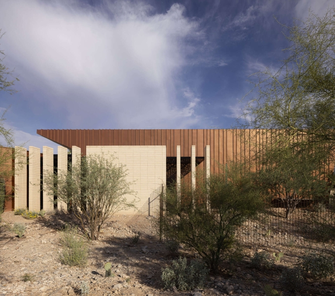 This Sleek Desert House Glows at Sunset with Stunning Reflections
