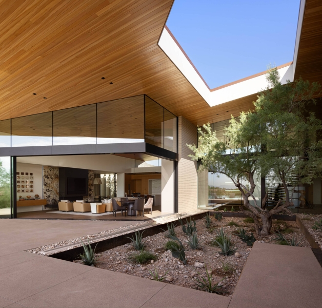 This Sleek Desert House Glows at Sunset with Stunning Reflections