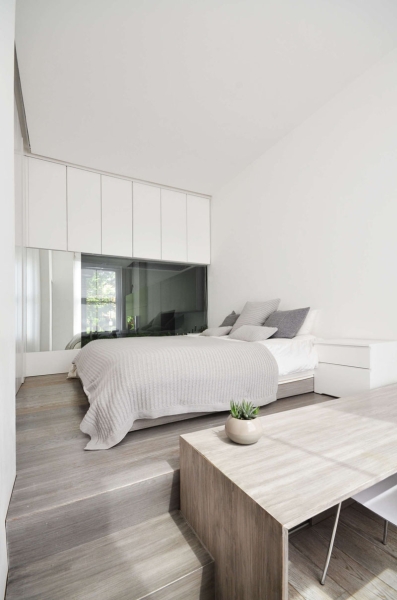 Why This Apartment’s Glass Backsplash Is Both Stylish and Practical